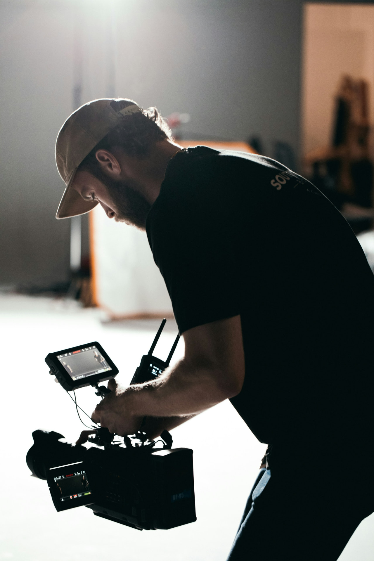 Filmare som riggar sin kamera i en studio