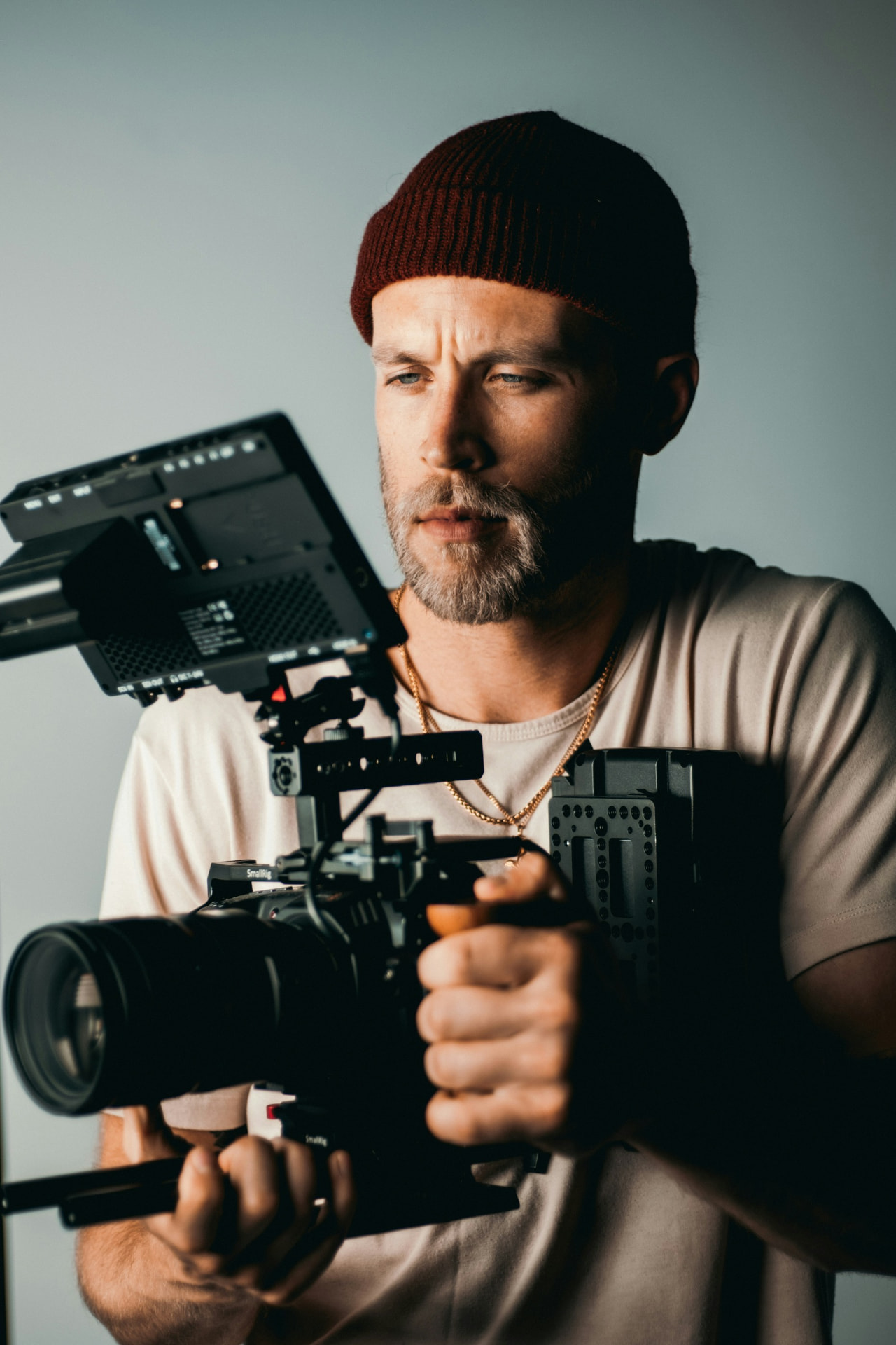Fotograf som ställer in sin kamerarigg
