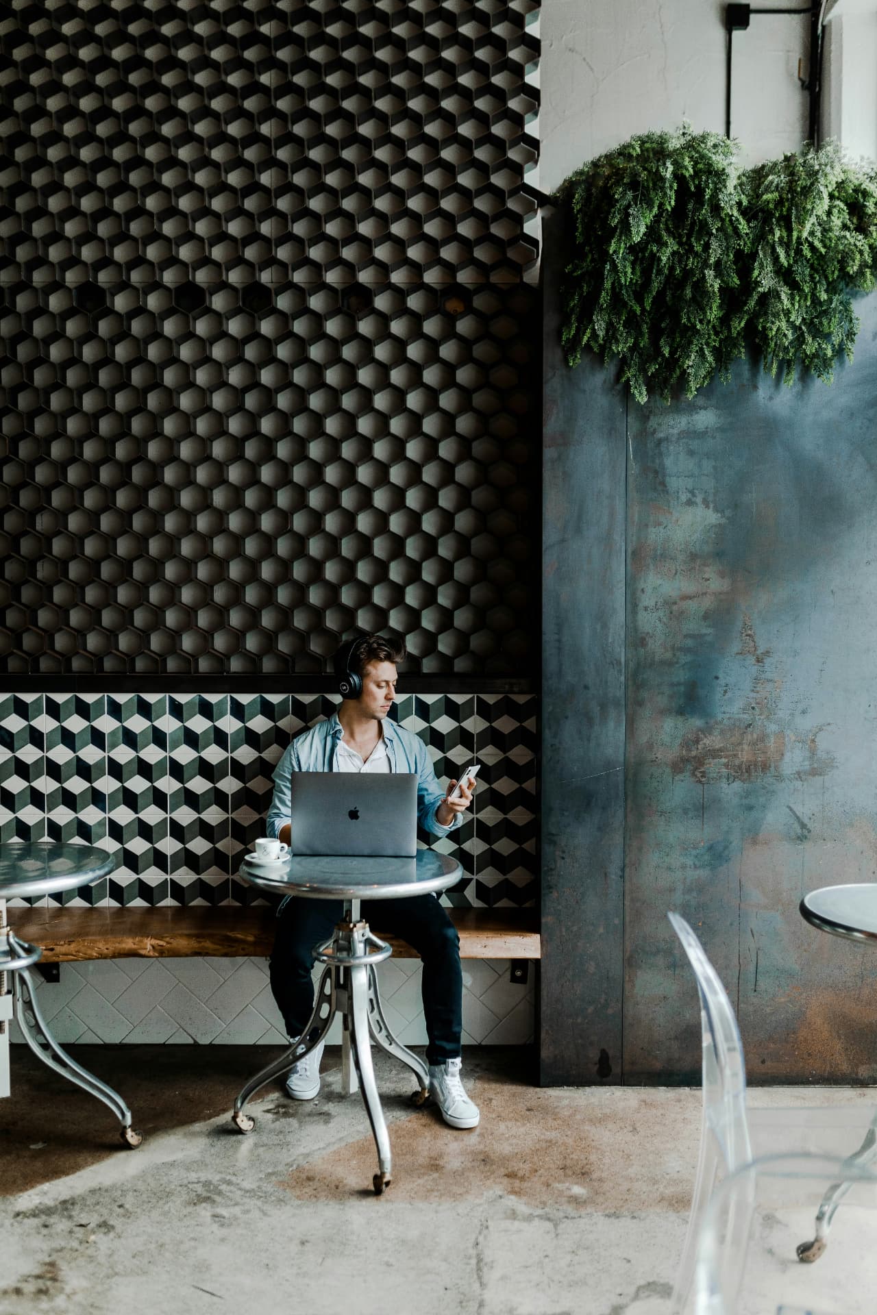 Småföretagare med laptop och telefon på ett café